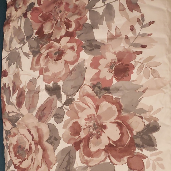 Queen size duvet  with two standard pillow shams. - Picture 2 of 3